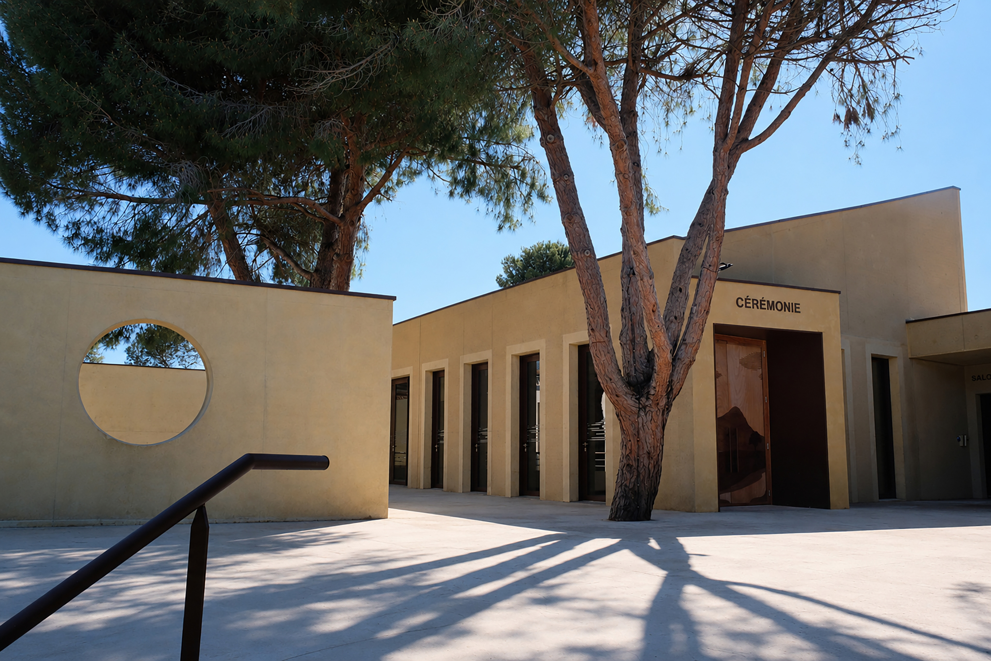 Parvis et entrée de l’espace cérémonie de l’extension du complexe funéraire de Grammont à Montpellier, ZATTnSAT architectes.