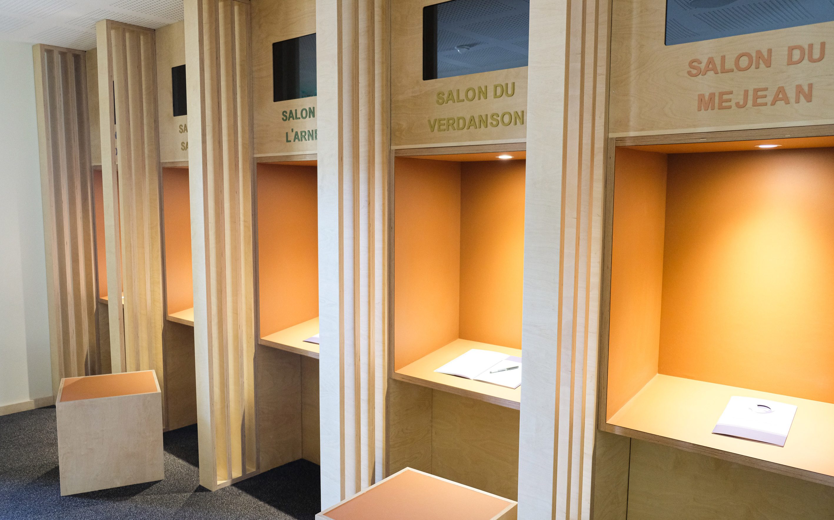 Espace d’accueil commun des salons de veillée du complexe funéraire de Grammont, avec niches pour les livres de condoléances.